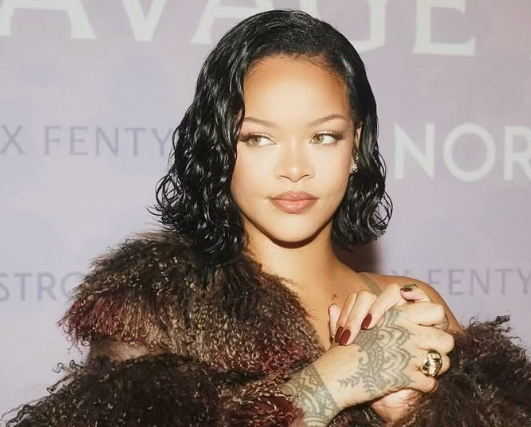 Rihanna a distribué 100 millions de dollars