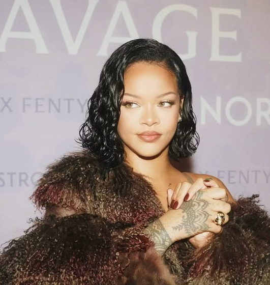 Rihanna a distribué 100 millions de dollars