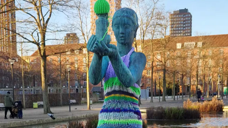Louise Mørup habille les statues nues pour dénoncer l'inégalité de représentation au Danemark.