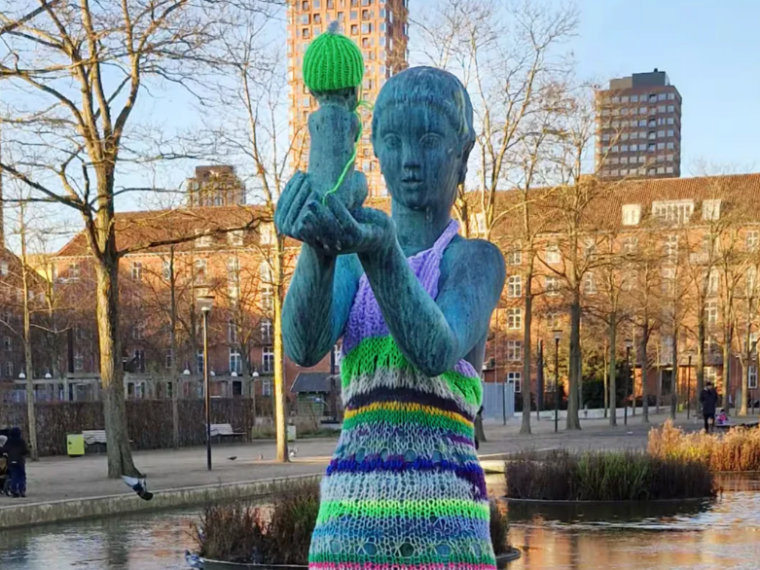 Louise Mørup habille les statues nues pour dénoncer l'inégalité de représentation au Danemark.