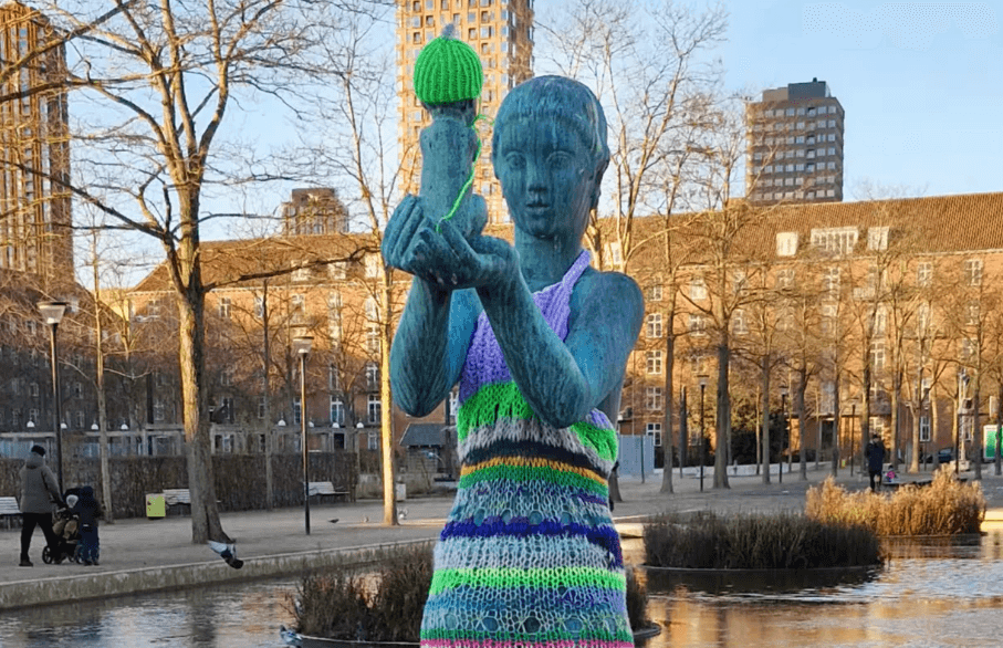 Louise Mørup habille les statues nues pour dénoncer l'inégalité de représentation au Danemark.
