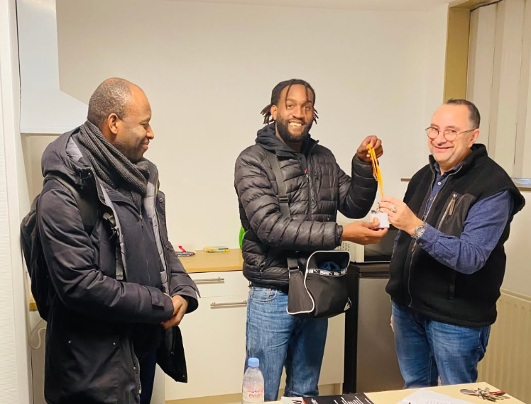 Bureaux du Cœur transforme des bureaux inoccupés en hébergements temporaires pour les personnes sans domicile.
