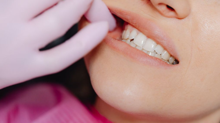 Au Japon, un médicament expérimental entre en phase d’essais humains pour stimuler la repousse naturelle des dents.