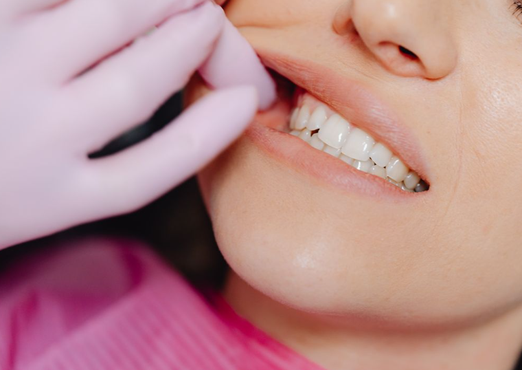 Au Japon, un médicament expérimental entre en phase d’essais humains pour stimuler la repousse naturelle des dents.