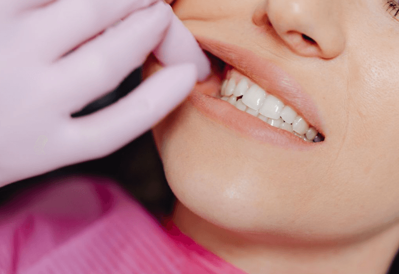 Au Japon, un médicament expérimental entre en phase d’essais humains pour stimuler la repousse naturelle des dents.
