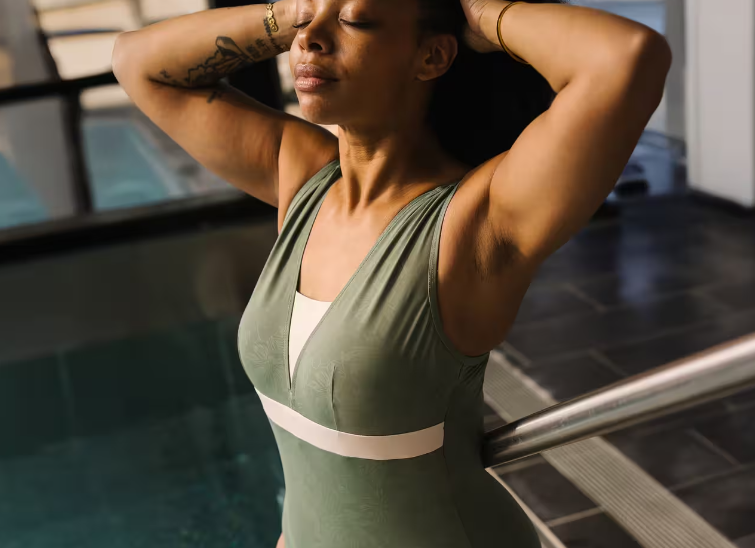 Decathlon lance un maillot de bain adapté aux femmes après une mastectomie.