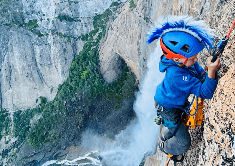 À 7 ans, Joey Evermore devient le plus jeune grimpeur à atteindre le sommet d’El Capitan.