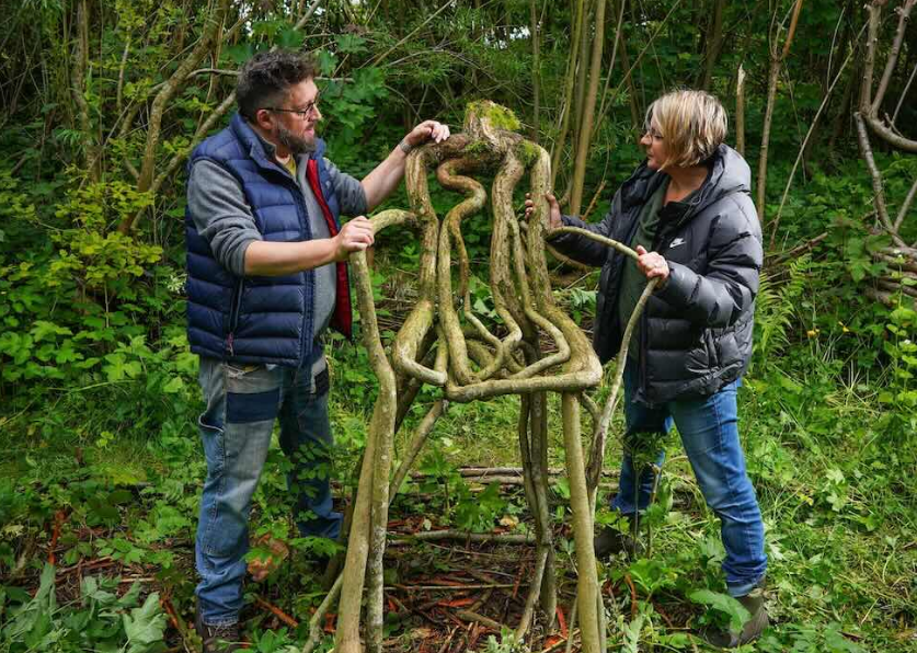 Un couple britannique cultive des chaises directement sur des arbres