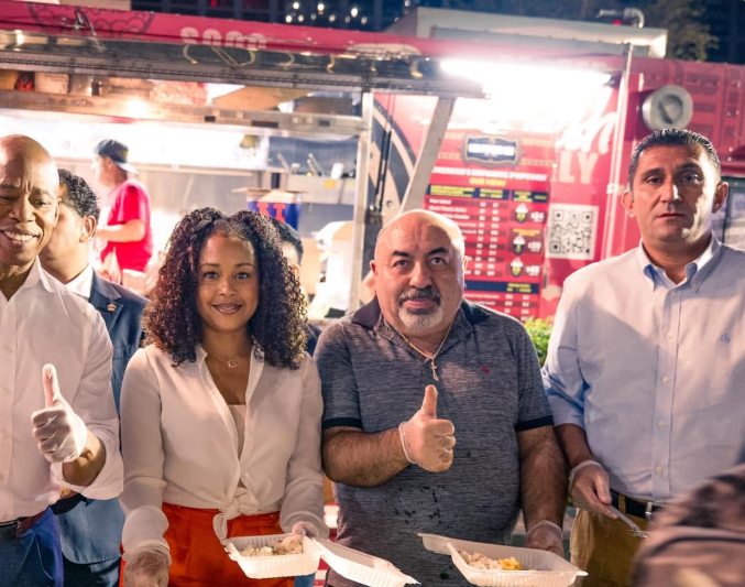 À New York, le restaurateur Ali Riza Dogan distribue des repas chauds et ouvre son restaurant aux sans-abri