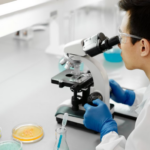 Premier vaccin conçu entièrement par l’IA testé chez l’humain