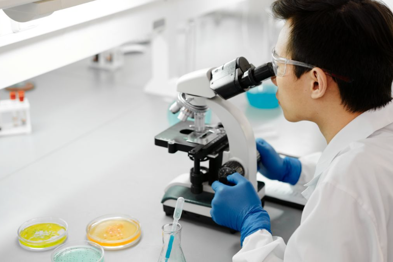 Premier vaccin conçu entièrement par l’IA testé chez l’humain