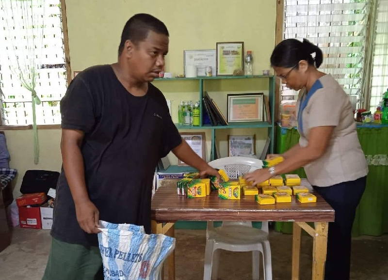 un homme autiste a économisé pendant plus de deux ans pour offrir 160 boîtes de crayons à des élèves