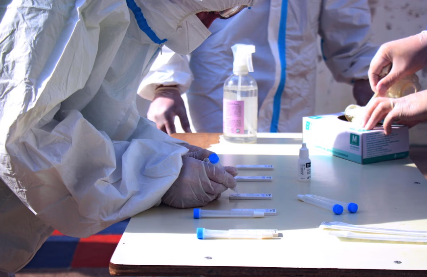 Ebola en RDC : un essai clinique teste deux traitements prometteurs contre la souche Bundibugyo