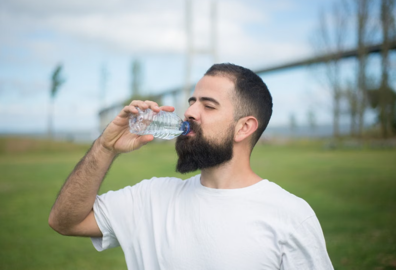 Le tribunal de Paris sanctionne des mentions jugées trompeuses sur les bouteilles Volvic.