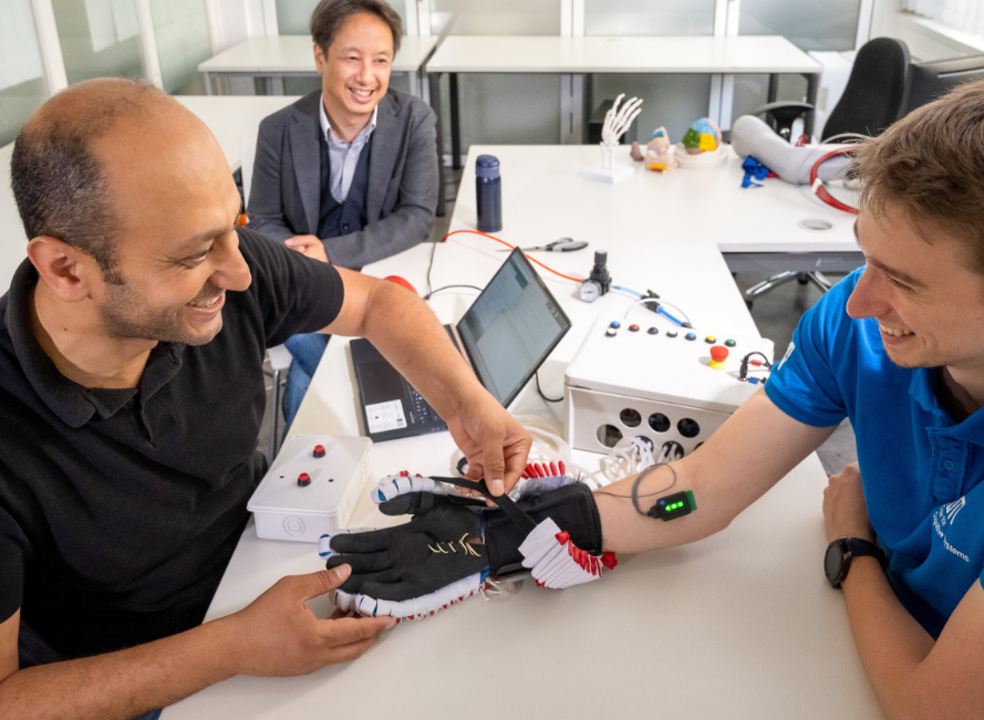 Un exosquelette souple piloté par l’IA aide des personnes paralysées à retrouver l’usage de leur main