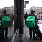 Uber Eats et Deliveroo augmentent le revenu minimum horaire des livreurs à 19 €.