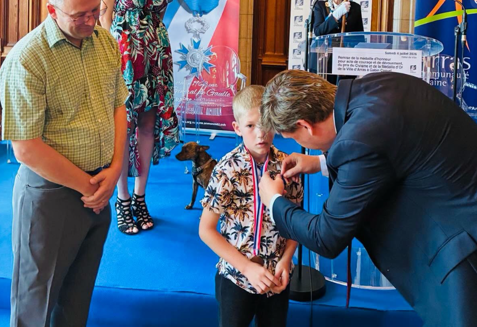 À Arras, Gabin, 9 ans, reçoit une médaille d’honneur après avoir sauvé sa sœur et son chien d’un incendie.