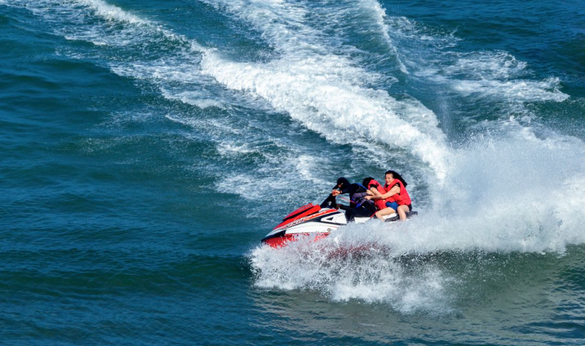 Les Glénan interdisent les jet-skis afin de protéger phoques, oiseaux marins et fonds marins.