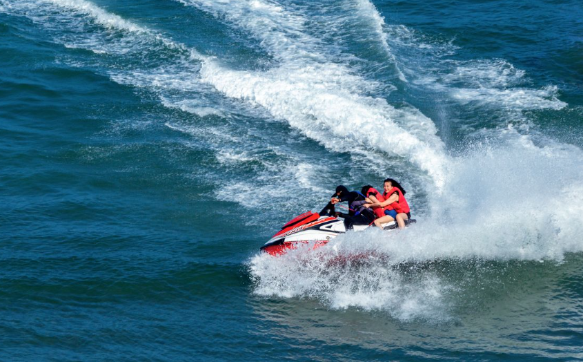 Les Glénan interdisent les jet-skis afin de protéger phoques, oiseaux marins et fonds marins.