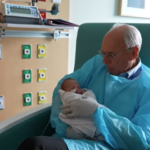 À 73 ans, Dave Whitlow passe deux jours par semaine à câliner des bébés prématurés hospitalisés.