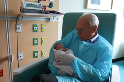 À 73 ans, Dave Whitlow passe deux jours par semaine à câliner des bébés prématurés hospitalisés.