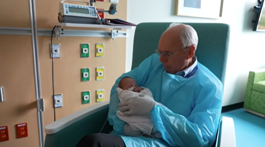 À 73 ans, Dave Whitlow passe deux jours par semaine à câliner des bébés prématurés hospitalisés.