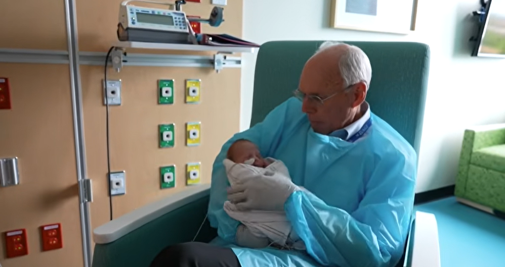 À 73 ans, Dave Whitlow passe deux jours par semaine à câliner des bébés prématurés hospitalisés.