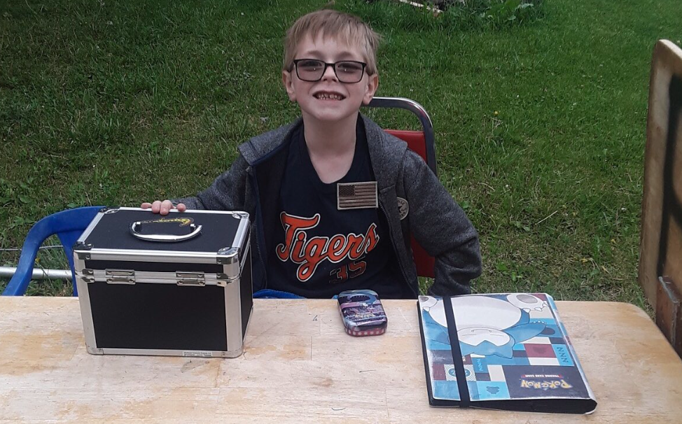 Un garçon de 8 ans a vendu ses cartes Pokémon pour sauver son chiot malade.