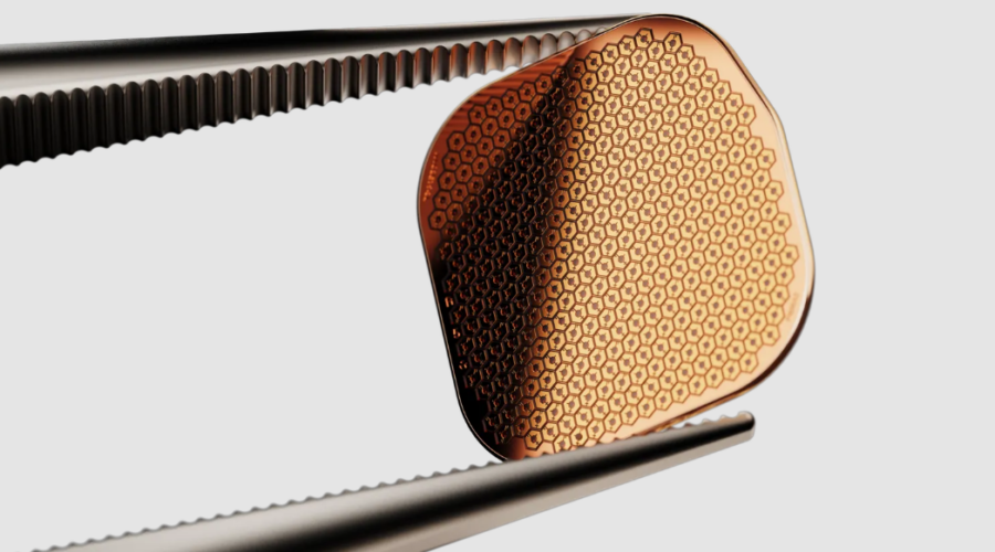 un implant oculaire associé à des lunettes intelligentes aide des patients à lire