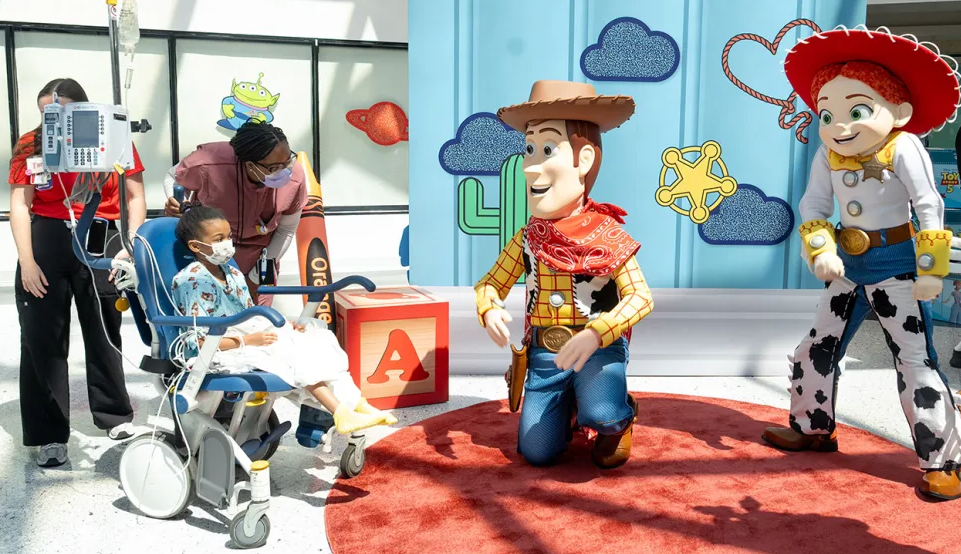 Disney distribue 18 000 jouets Toy Story 5 et organise des projections dans plus de 400 hôpitaux