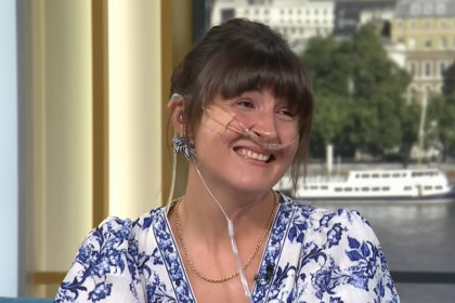 Alexandra Adams devient la première médecin sourdaveugle du Royaume-Uni