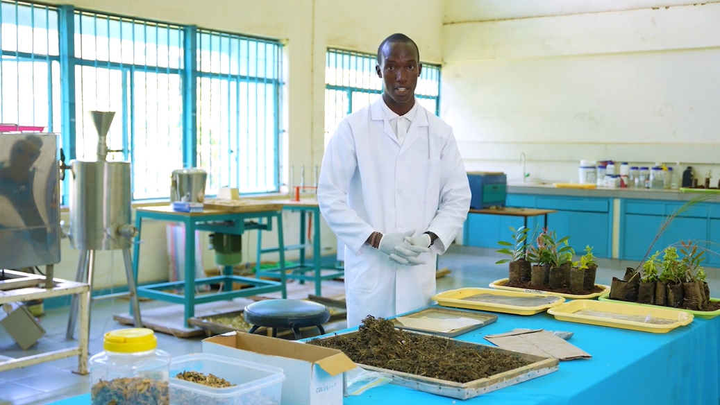 Joseph Nguthiru transforme la jacinthe d’eau en bioplastique
