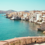 Sur l’île grecque de Syros, des bénévoles sont logés pour aider à prendre soin des chats errants.