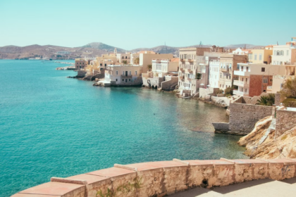 Sur l’île grecque de Syros, des bénévoles sont logés pour aider à prendre soin des chats errants.