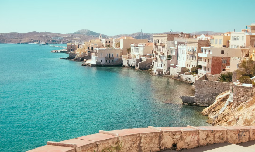Sur l’île grecque de Syros, des bénévoles sont logés pour aider à prendre soin des chats errants.