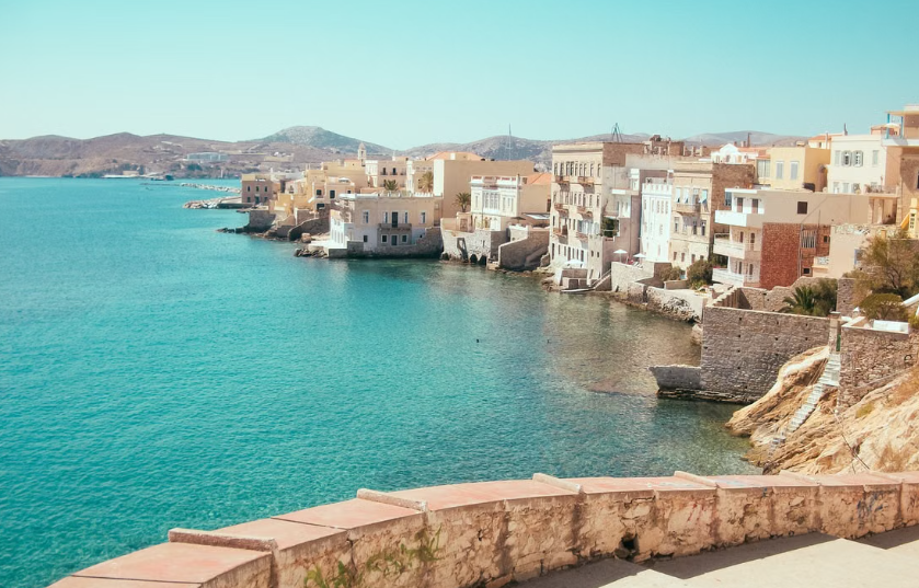 Sur l’île grecque de Syros, des bénévoles sont logés pour aider à prendre soin des chats errants.