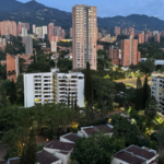 Medellín a réduit sa température de 2°C grâce à 880 000 arbres et 2,5 millions de plantes.