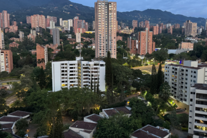 Medellín a réduit sa température de 2°C grâce à 880 000 arbres et 2,5 millions de plantes.