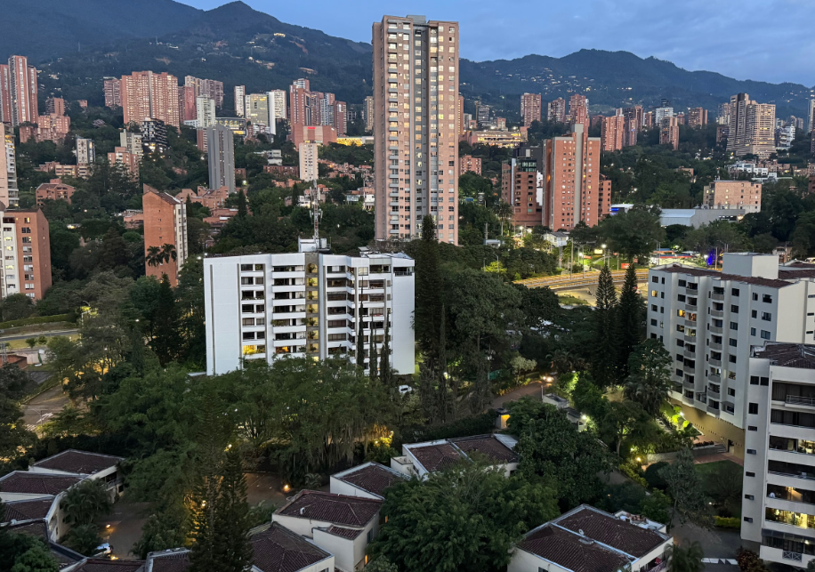 Medellín a réduit sa température de 2°C grâce à 880 000 arbres et 2,5 millions de plantes.