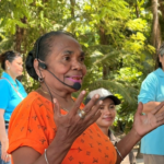 Des habitantes d’Alor replantent des mangroves pour protéger leurs villages