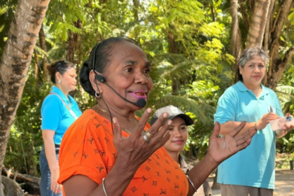 Des habitantes d’Alor replantent des mangroves pour protéger leurs villages