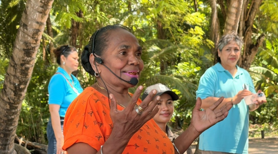 Des habitantes d’Alor replantent des mangroves pour protéger leurs villages