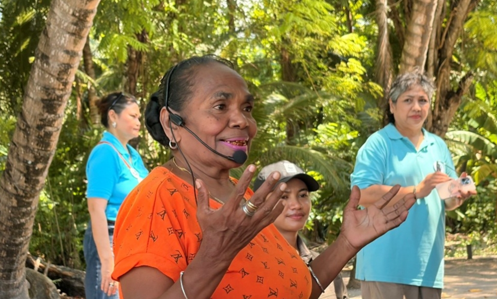 Des habitantes d’Alor replantent des mangroves pour protéger leurs villages