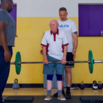 À 93 ans, John Jones améliore son quotidien avec Parkinson grâce à la musculation