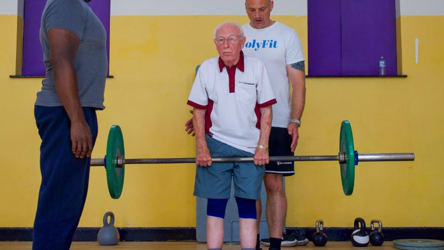 À 93 ans, John Jones améliore son quotidien avec Parkinson grâce à la musculation