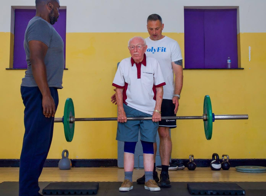 À 93 ans, John Jones améliore son quotidien avec Parkinson grâce à la musculation