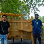 À Avion, des lycéens ont fabriqué un banc d’allaitement au parc de la Glissoire