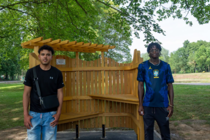 À Avion, des lycéens ont fabriqué un banc d’allaitement au parc de la Glissoire