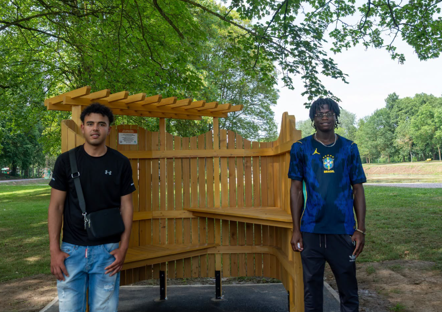À Avion, des lycéens ont fabriqué un banc d’allaitement au parc de la Glissoire