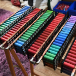 un bricoleur alimente sa maison grâce à plus de 1 000 batteries recyclées